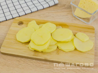 Фото приготовления рецепта: Картофельная запеканка в микроволновке - шаг 2