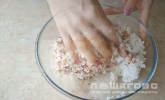 Фото приготовления рецепта: Тефтели с рисом в духовке со сметанно-томатной подливкой - шаг 1