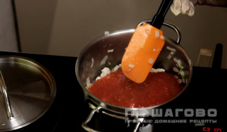 Фото приготовления рецепта: Томатный суп с сельдереем - шаг 3