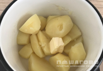Фото приготовления рецепта: Толченка или толченая картошка - шаг 3