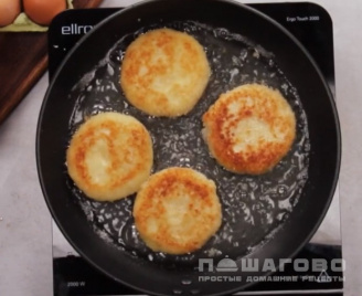 Фото приготовления рецепта: Жареные картофельные котлеты с творогом - шаг 4