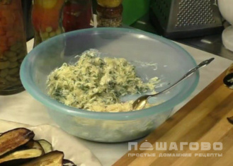 Фото приготовления рецепта: Рулеты из баклажанов с сыром и грецкими орехами - шаг 2