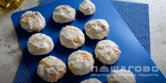 Фото приготовления рецепта: Сырники с персиками - шаг 6