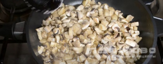 Фото приготовления рецепта: Жюльен с курицей, грибами и сметаной - шаг 5