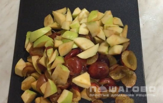 Фото приготовления рецепта: Шарлотка с яблоками и сливой - шаг 3