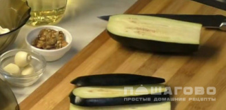 Фото приготовления рецепта: Рулеты из баклажанов с сыром и грецкими орехами - шаг 1