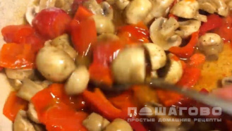Фото приготовления рецепта: Щи с грибами и свежей капустой - шаг 4