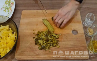 Фото приготовления рецепта: Винегрет классический с горошком и солеными огурцами - шаг 2