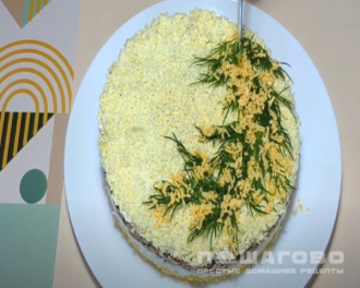 Фото приготовления рецепта: Новогодний салат Мимоза с сайрой без моркови - шаг 7