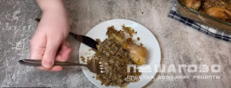 Фото приготовления рецепта: Куриные ножки с гречкой в духовке - шаг 3