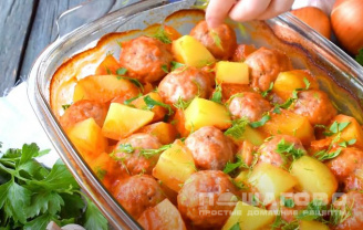 Фото приготовления рецепта: Тефтели с картошкой в сметанно-томатном соусе - шаг 10