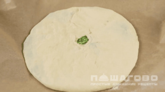 Фото приготовления рецепта: Осетинский пирог со шпинатом и сыром - шаг 3