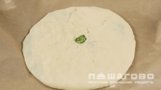 Фото приготовления рецепта: Осетинский пирог со шпинатом и сыром - шаг 3