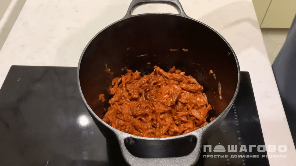Фото приготовления рецепта: Азу с маринованными огурцами - шаг 3