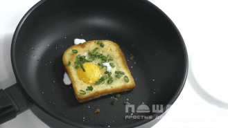 Фото приготовления рецепта: Хлеб жареный с яйцом - шаг 4