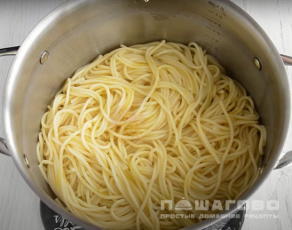 Фото приготовления рецепта: Традиционные спагетти болоньезе - шаг 8