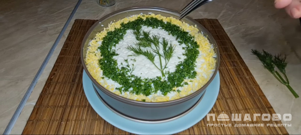 Фото приготовления рецепта: Мимоза с курицей слоями - шаг 6