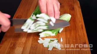 Фото приготовления рецепта: Салат с фасолью и тунцом - шаг 4