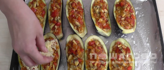 Фото приготовления рецепта: Фаршированные баклажаны-лодочки под сыром - шаг 10