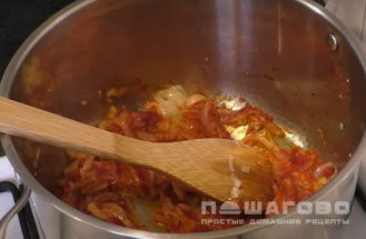Фото приготовления рецепта: Солянка с колбасой и солеными огурцами - шаг 2
