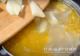 Фото приготовления рецепта: Суп щи из свежей капусты с курицей - шаг 5