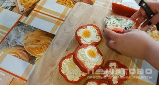 Фото приготовления рецепта: Болгарский перец фаршированный яйцом и сыром - шаг 7