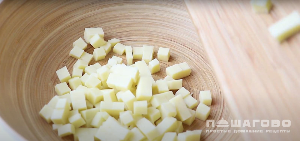 Фото приготовления рецепта: Салат с креветками с сыром - шаг 3