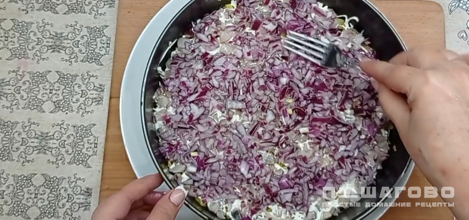 Фото приготовления рецепта: Селедка под шубой с розами - шаг 7