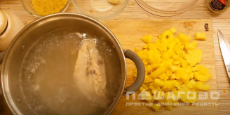 Фото приготовления рецепта: Куриный бульон с фрикадельками - шаг 10