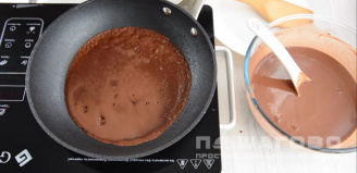 Фото приготовления рецепта: Блины из какао - шаг 6