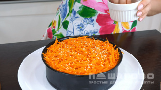 Фото приготовления рецепта: Салат с корейской морковью и ветчиной - шаг 4