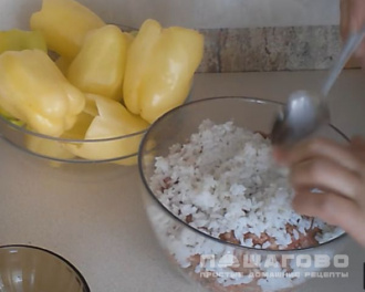 Фото приготовления рецепта: Фаршированные перцы в духовке - шаг 1