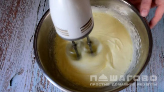Фото приготовления рецепта: Красивый кекс в силиконовой форме - шаг 1