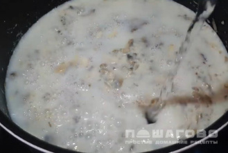 Фото приготовления рецепта: Суп-пюре грибной из шампиньонов со сливками - шаг 3