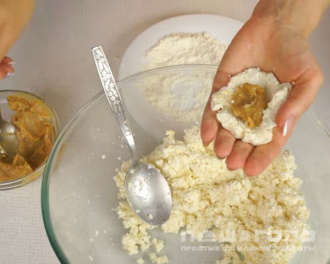 Фото приготовления рецепта: Сырники с варёной сгущёнкой - шаг 2