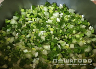 Фото приготовления рецепта: Салат с курагой, курицей и свежим огурцом - шаг 5