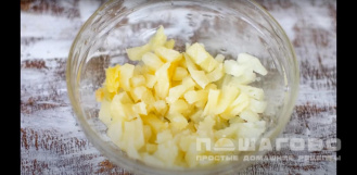 Фото приготовления рецепта: Салат с сыром и ананасами - шаг 1