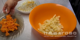 Фото приготовления рецепта: Оливье с крабовыми палочками и кукурузой - шаг 3