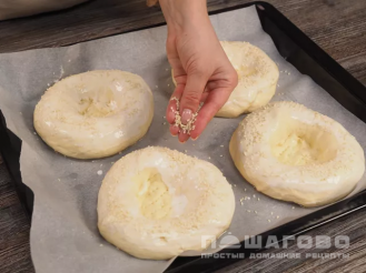 Фото приготовления рецепта: Тандырная лепешка в духовке по узбекски - шаг 5