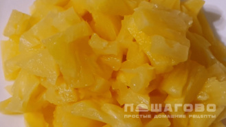 Фото приготовления рецепта: Салат с ананасом, курицей, сыром и грецким орехом - шаг 2