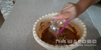 Фото приготовления рецепта: Орехово-шоколадный кекс без выпечки с соком лимона - шаг 7
