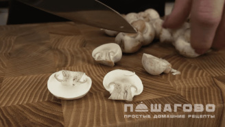 Фото приготовления рецепта: Салат с грибами и кальмарами - шаг 2
