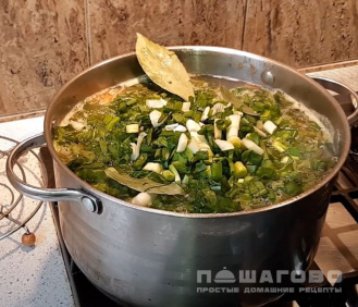 Фото приготовления рецепта: Суп щавелевый с тушенкой - шаг 6