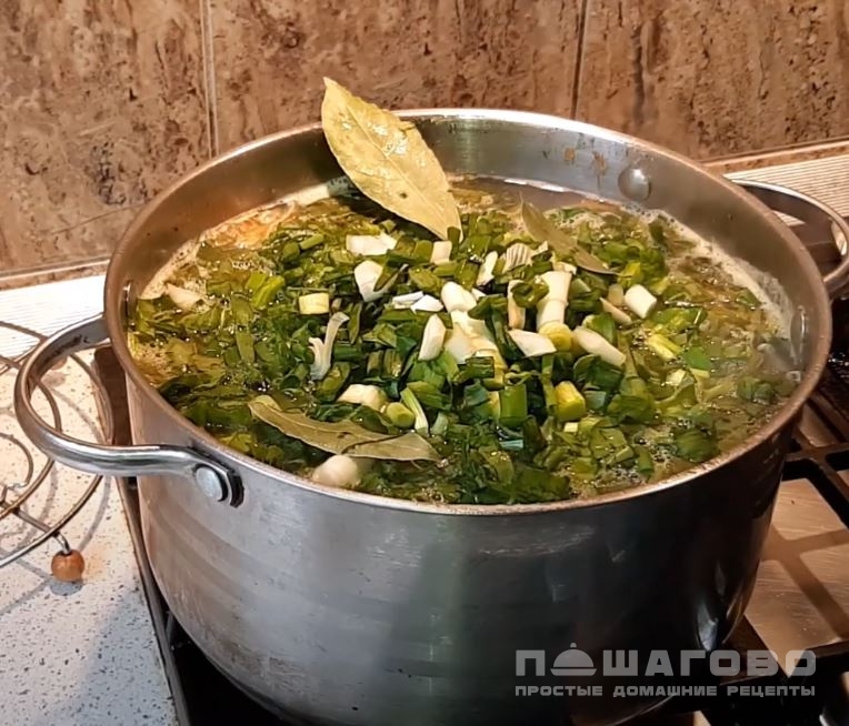 Фото приготовления рецепта: Суп щавелевый с тушенкой - шаг 6