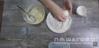 Фото приготовления рецепта: Ванильные сырники из творожной массы - шаг 5