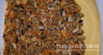 Фото приготовления рецепта: Рулет из сыра с грибами - шаг 9