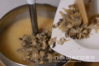 Фото приготовления рецепта: Картофельный суп-пюре с грибами шампиньонами - шаг 9