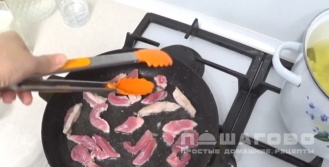 Фото приготовления рецепта: Бефстроганов из свинины со сливками - шаг 1