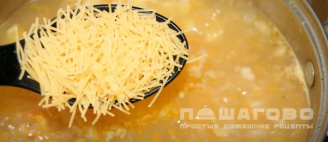 Фото приготовления рецепта: Вегетарианский сырный суп - шаг 9