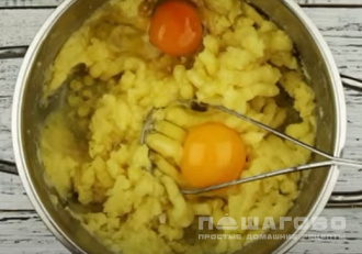 Фото приготовления рецепта: Картофельные гнезда с грибами - шаг 5